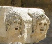 Išskaptuoti žmonių veidai akmenyje amfiteatre Myra